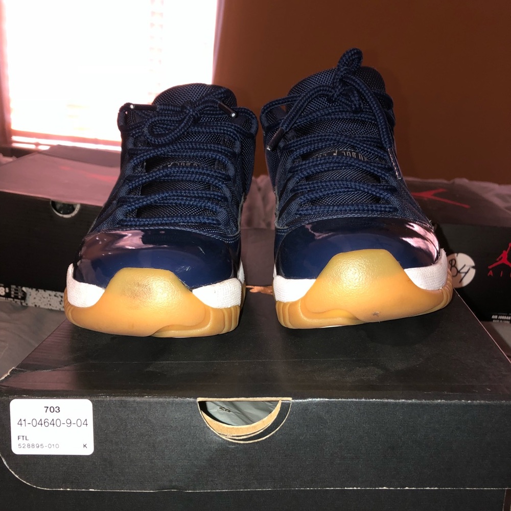 Jordan 11 navy gum